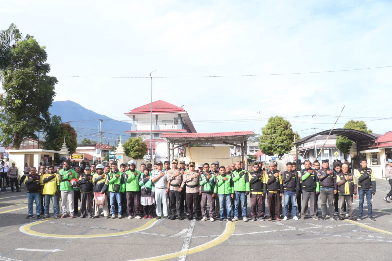 Sinergi Tanpa Batas, Kapolresta Bukittinggi Rangkul Driver Ojol Jaga Kamseltibcarlantas
