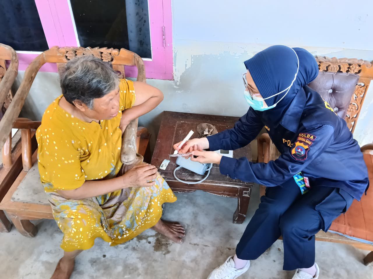 Polri Hadir, Personel Biddokkes Polda Sumbar Terus Berikan Layanan Medis Gratis bagi Korban Banjir Padang