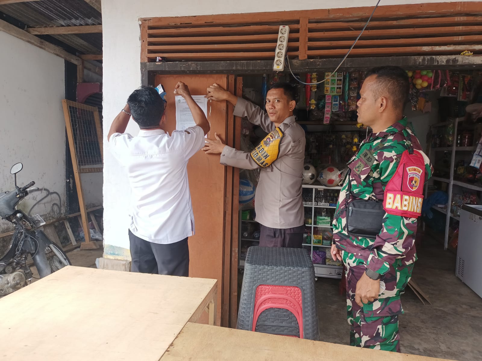 Bhabinkamtibmas Nagari Lubuk Batingkok Berikan Himbauan Larang Penjualan Petasan saat Shalat Tarawih