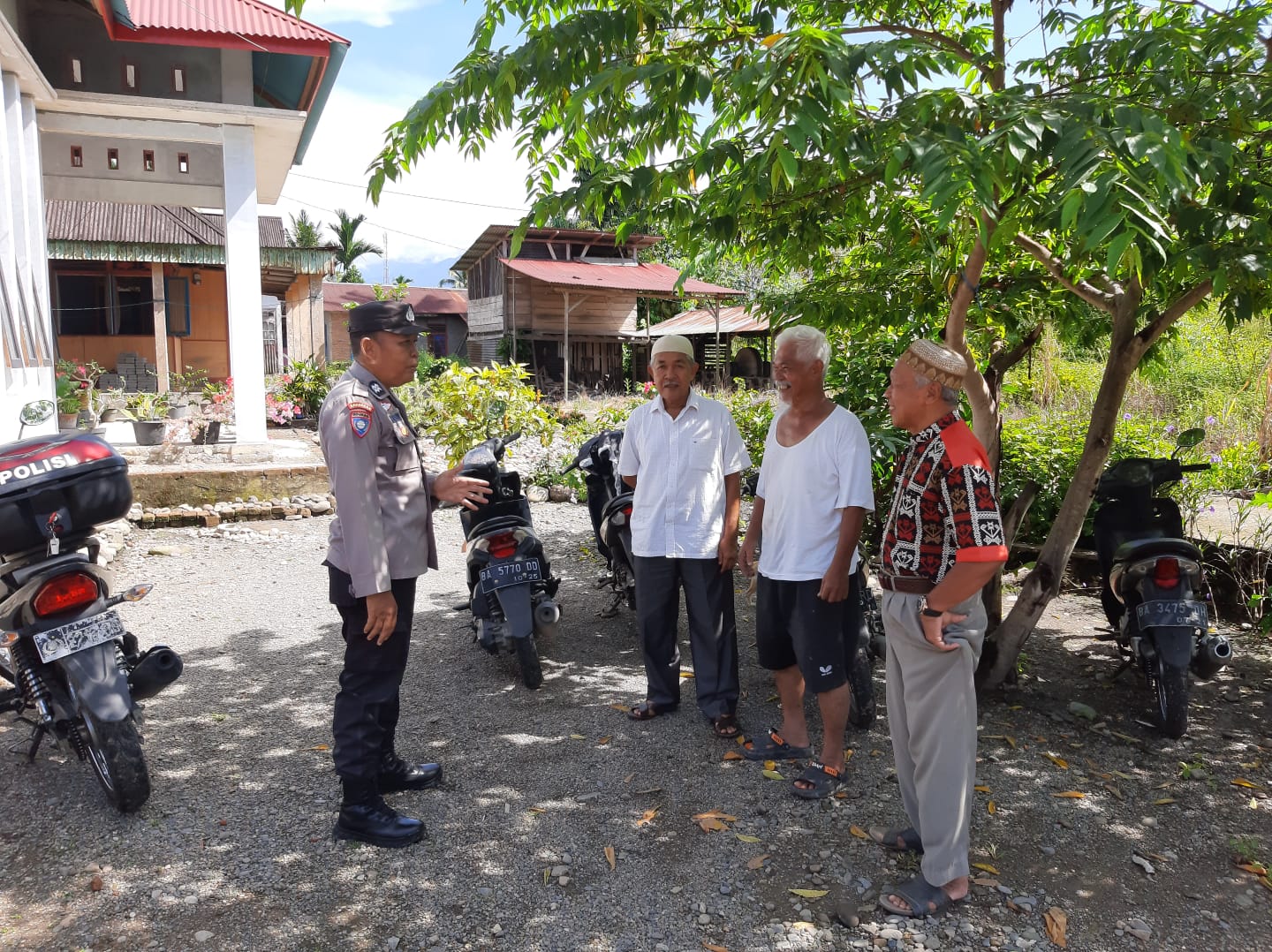 Dukung Ketahanan Pangan dan Jaga Kamtibmas Ramadhan, Bhabinkamtibmas Ganggo Hilia Sambangi Warga