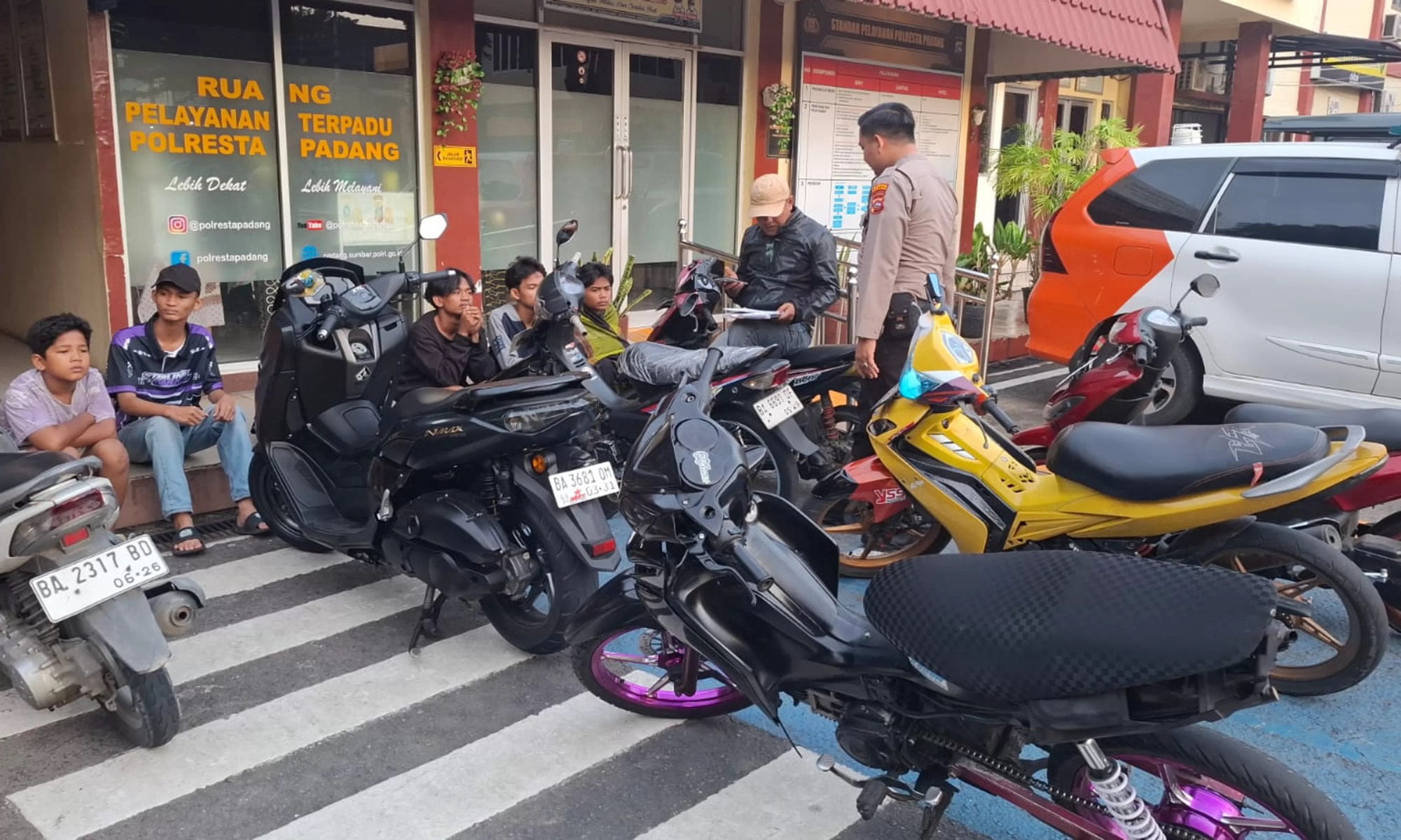 Tim Gabungan Polresta Padang Amankan 14 Remaja dan 10 Motor dalam Razia Balap Liar di Taman Melati