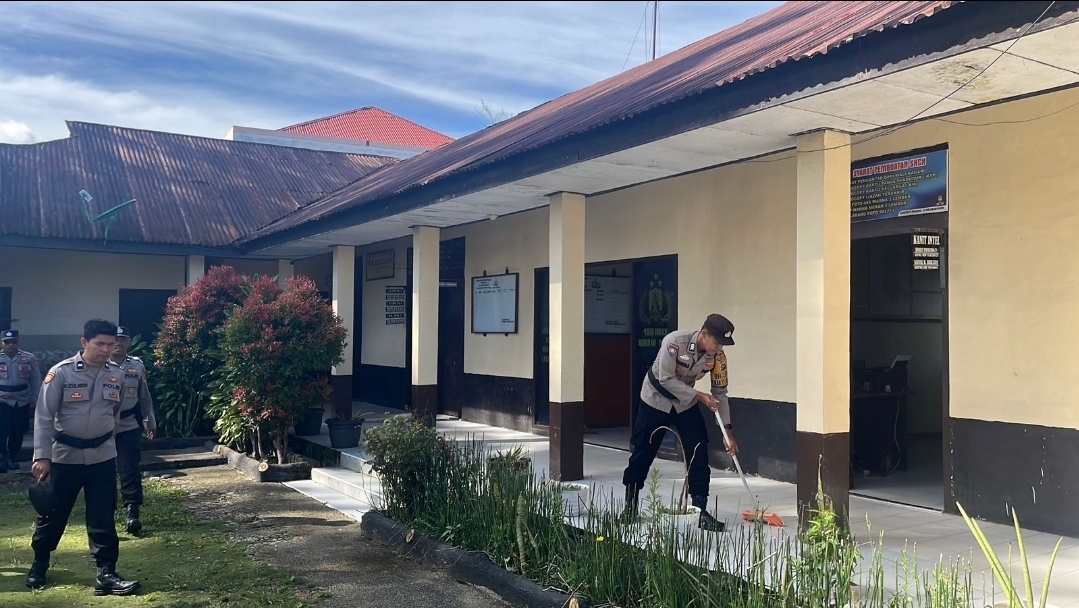 Personil Polsek Lembah Gumanti Bersih – Bersih Area Perkantoran