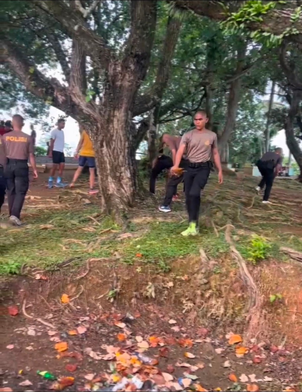 Wujudkan Kepedulian Lingkungan, Personel Polda Sumbar dan Komunitas Lari Bersihkan Objek Wisata Gunung&nbsp;Padang