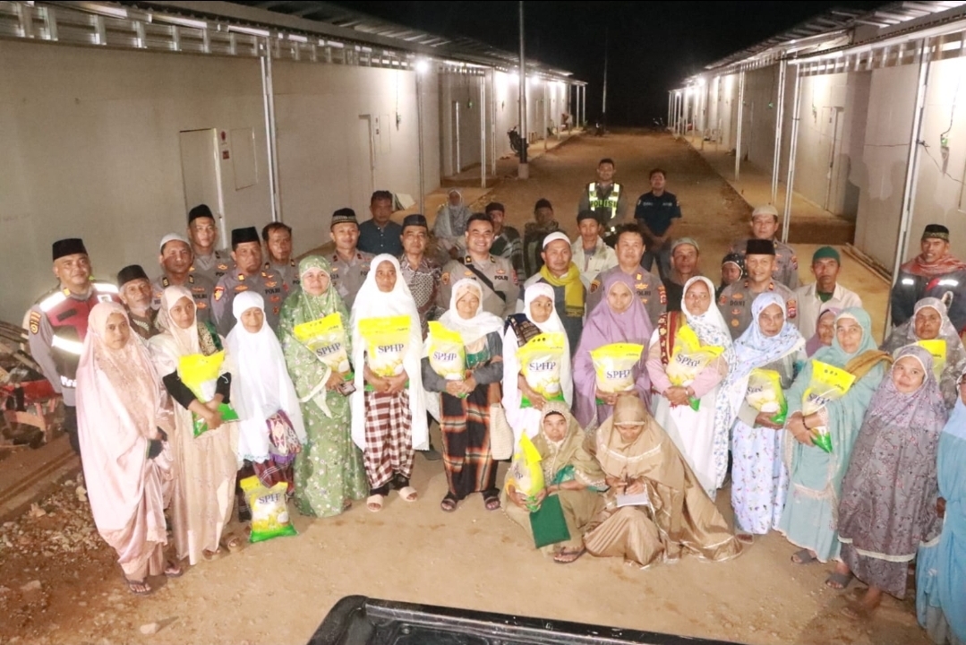 Polres 50 kota Gelar Buka Bersama dan Sholat Tarawih di Huntara korban Bencana Alam