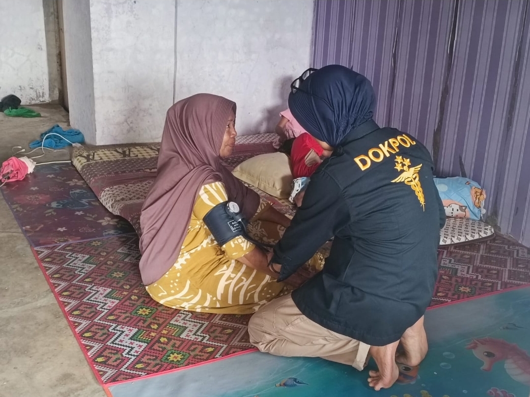 Hadir di Tengah Duka, Biddokkes Polda Sumbar Terus Berikan Pengobatan Gratis bagi Warga Terdampak Banjir