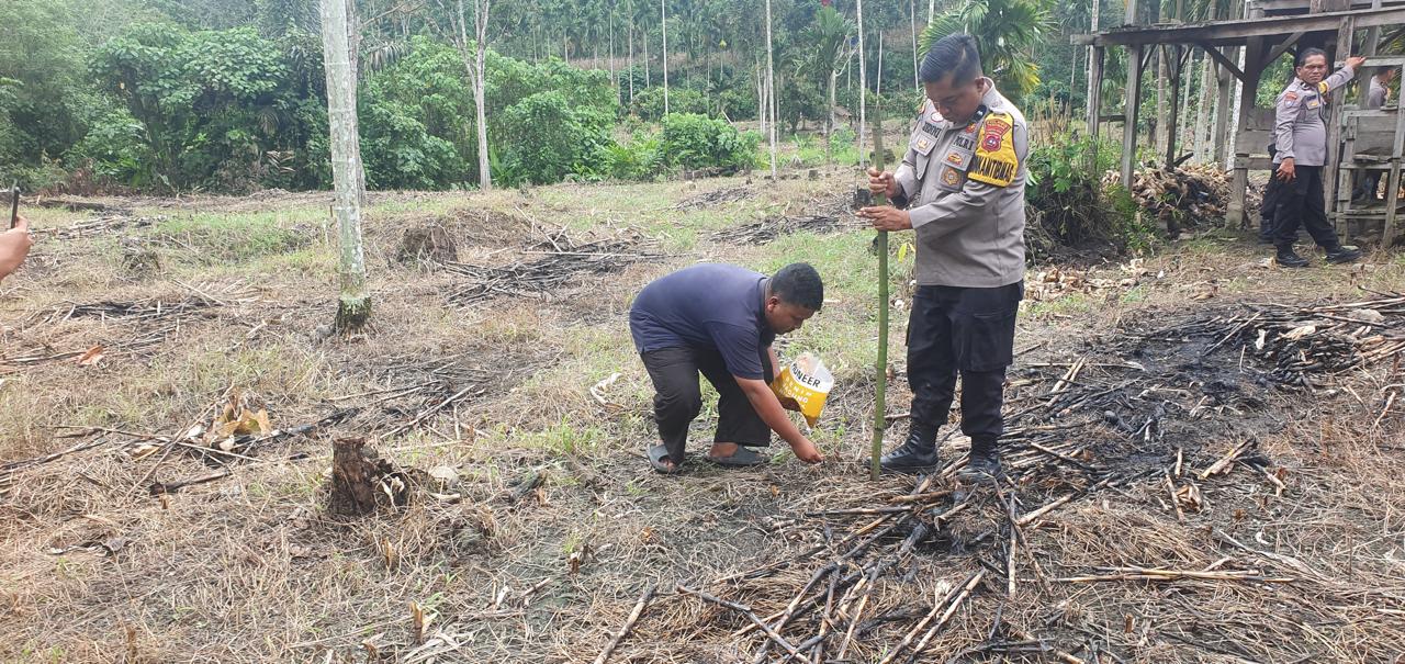 Dukung Program Asta Cita, Bhabinkamtibmas Lansek Kadok Ajak Warga Sulap Lahan Tidur Jadi Produktif