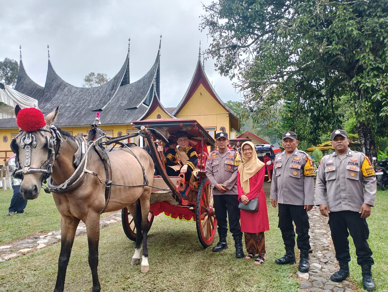 Personel Polresta Bukittinggi Hadiri dan Amankan Kegiatan Batagak Panghulu di Kabupaten Agam