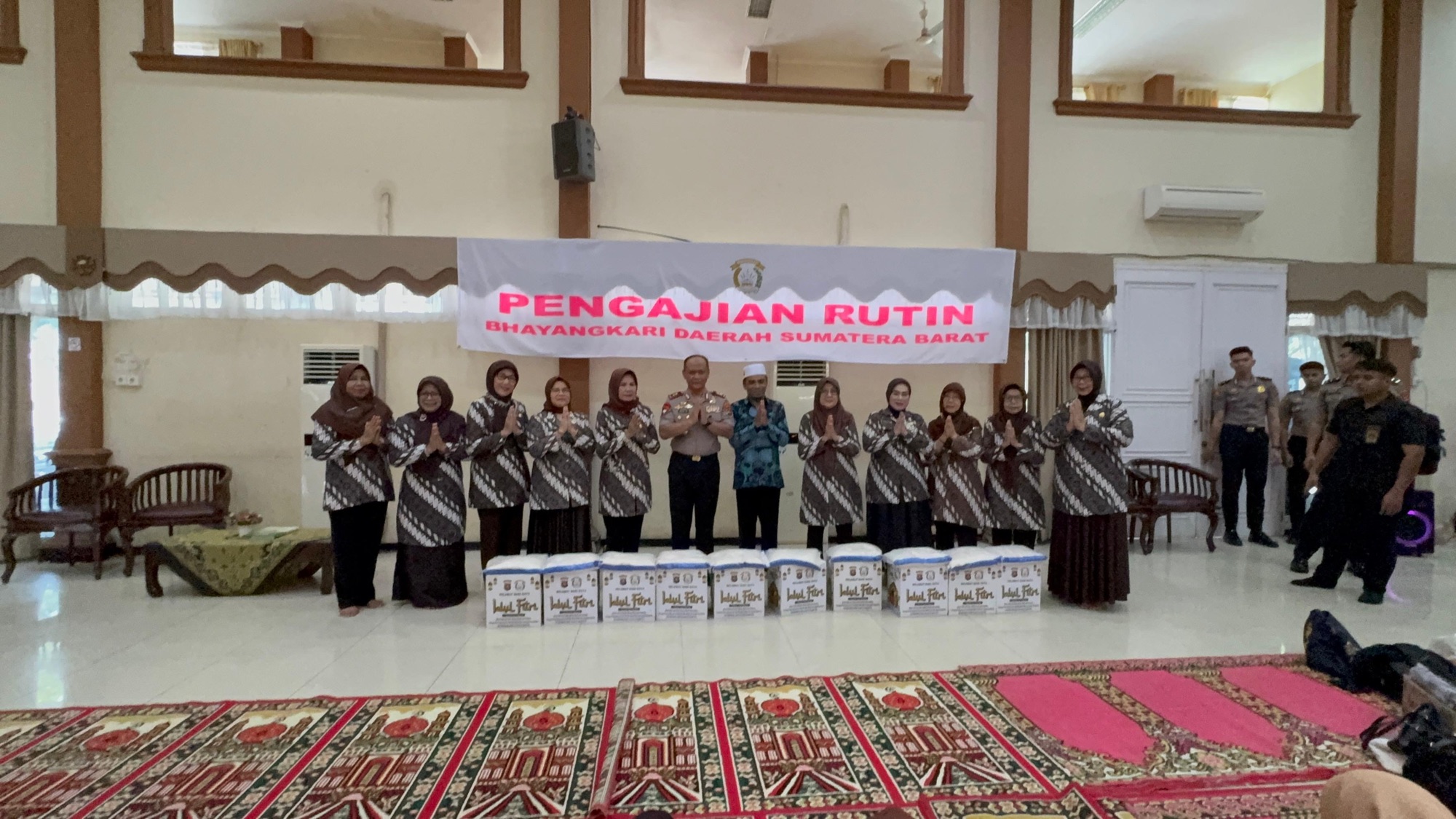 Kapolda Sumbar Salurkan Bantuan Sembako kepada Warakauri dalam Momentum Ramadan