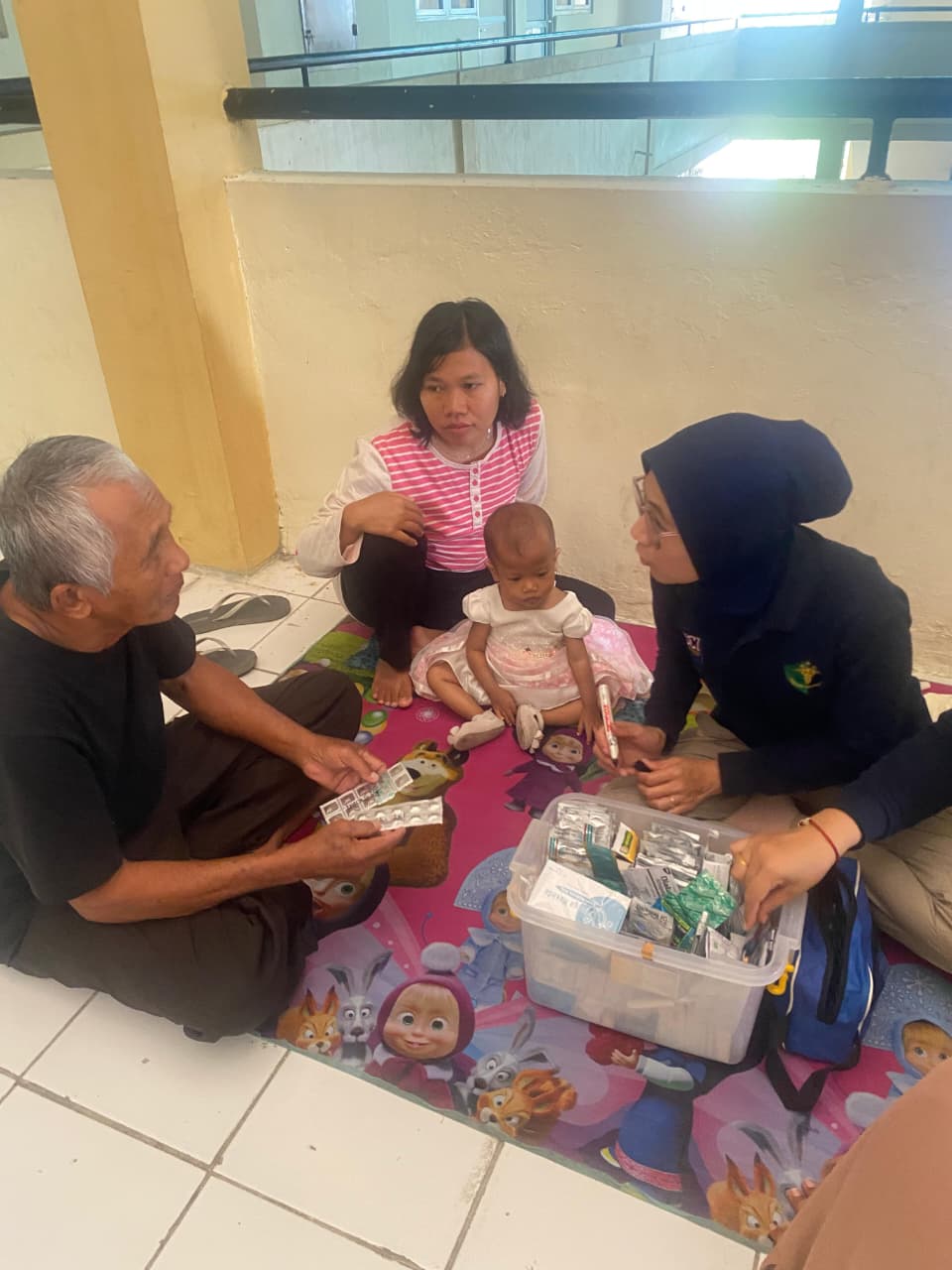 Sentuhan Kemanusiaan di Tengah Bencana: Dokkes Polda Sumbar Obati Puluhan Korban Banjir secara Gratis