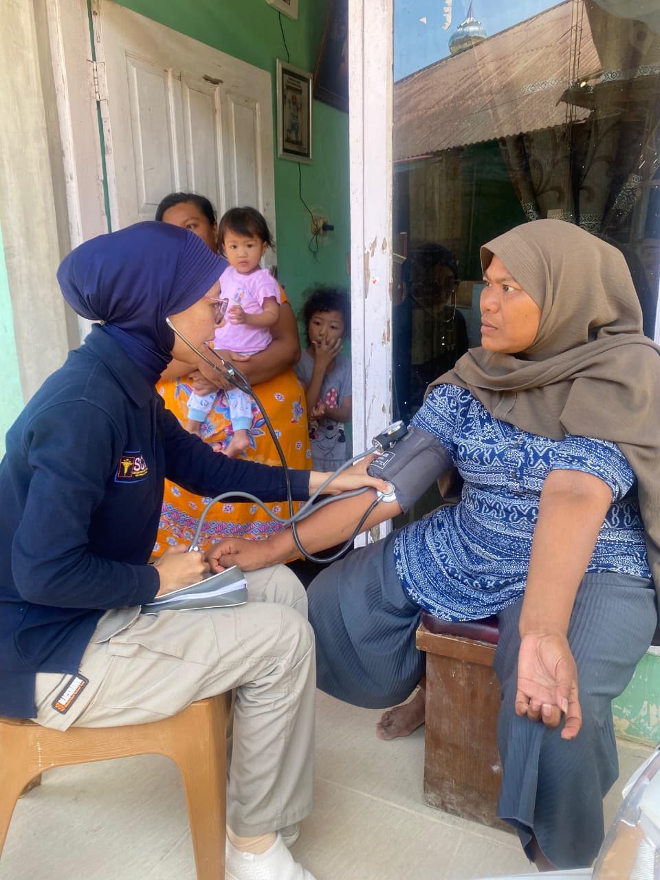 Terus Berikan Pengobatan Gratis, Tim Medis Biddokkes Polda Sumbar Sisir Posko Huntara