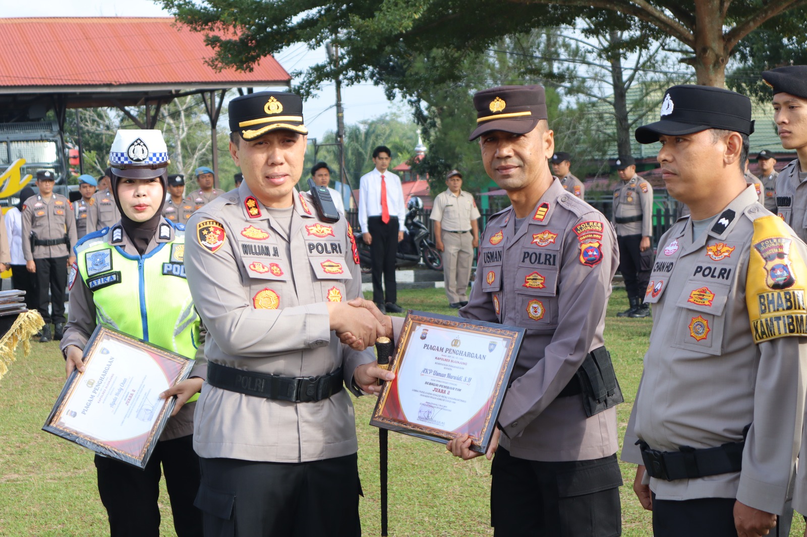 Kapolres Sijunjung Gelar Apel Pemberian Penghargaan Kepada Personel Berprestasi