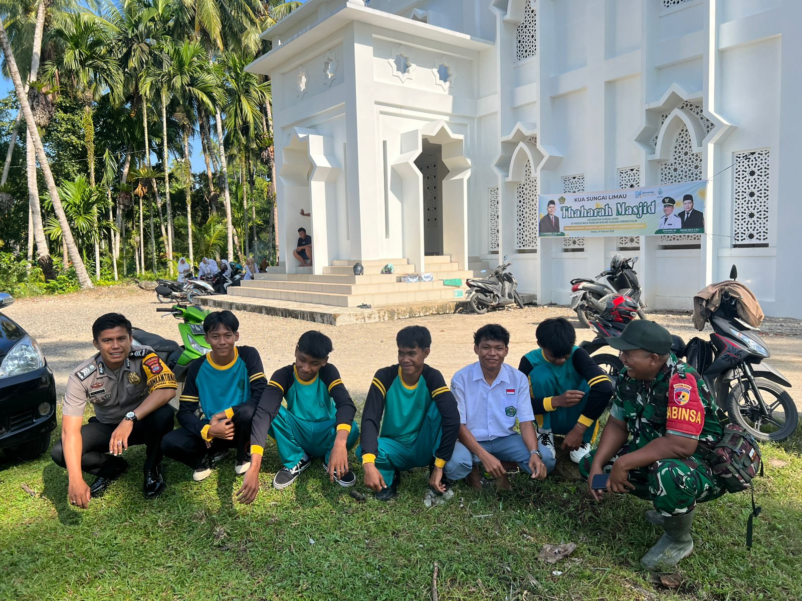Bhabinkamtibmas Polres Pariaman Berikan Edukasi kepada Pelajar dan Warga di Nagari Guguak Kuranji Hilir