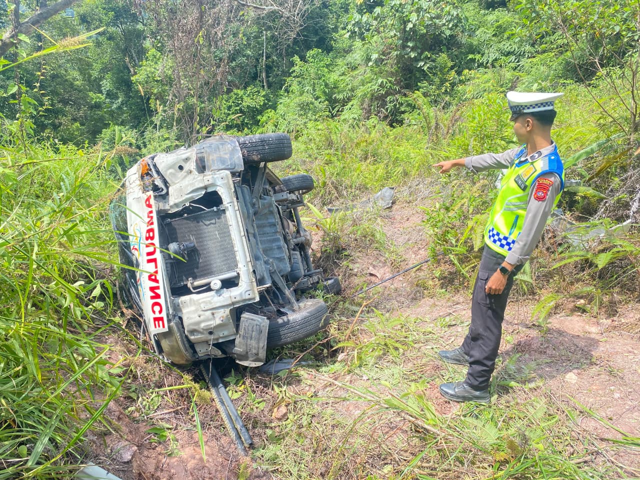 Gerak Cepat Personel Unit Lantas Pangkalan Bantu Korban Laka Tunggal Ambulans di Jalan Nasional Sumbar–Riau