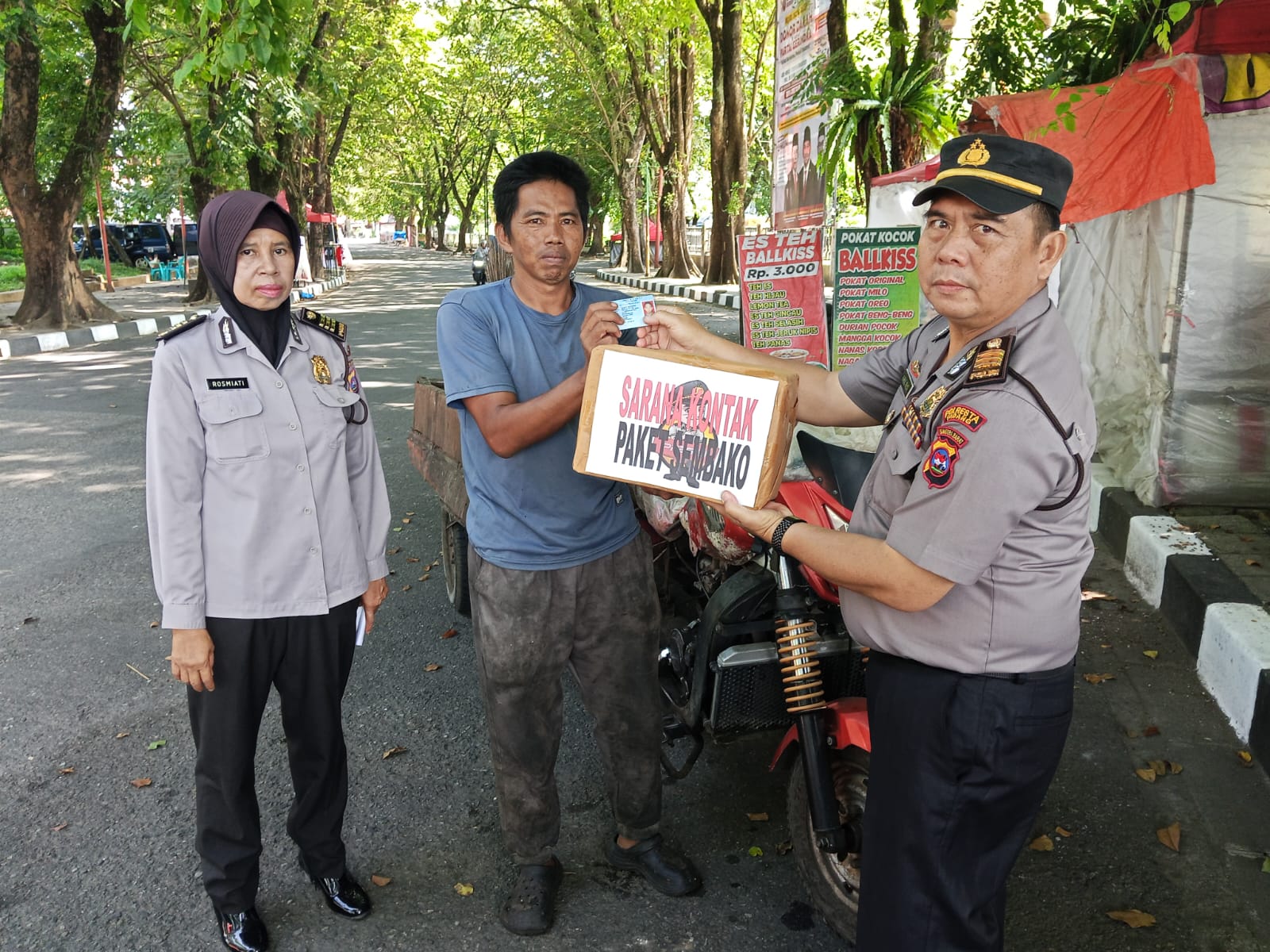 Sat Binmas Polresta Padang Salurkan Bansos dan Sosialisasikan Kamtibmas