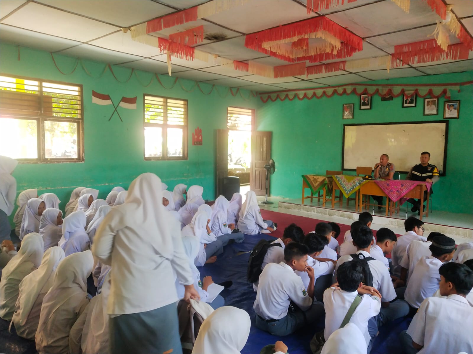 Kapolsek IV Koto Aur Malintang Berikan Edukasi Bahaya Narkoba dan Sosialisasi Penerimaan Polri di SMA 1 Aur Malintang
