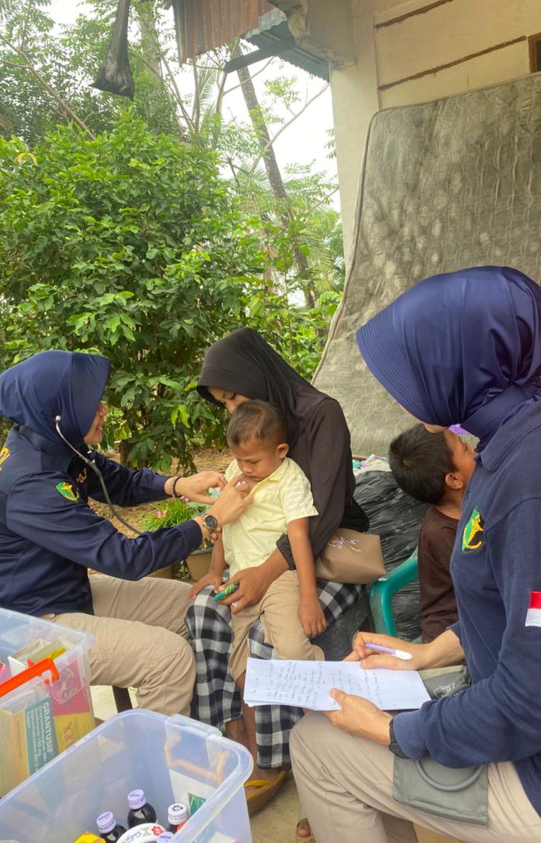 Wujud Kepedulian, Biddokkes Polda Sumbar Obati Puluhan Warga Korban Banjir di Padang