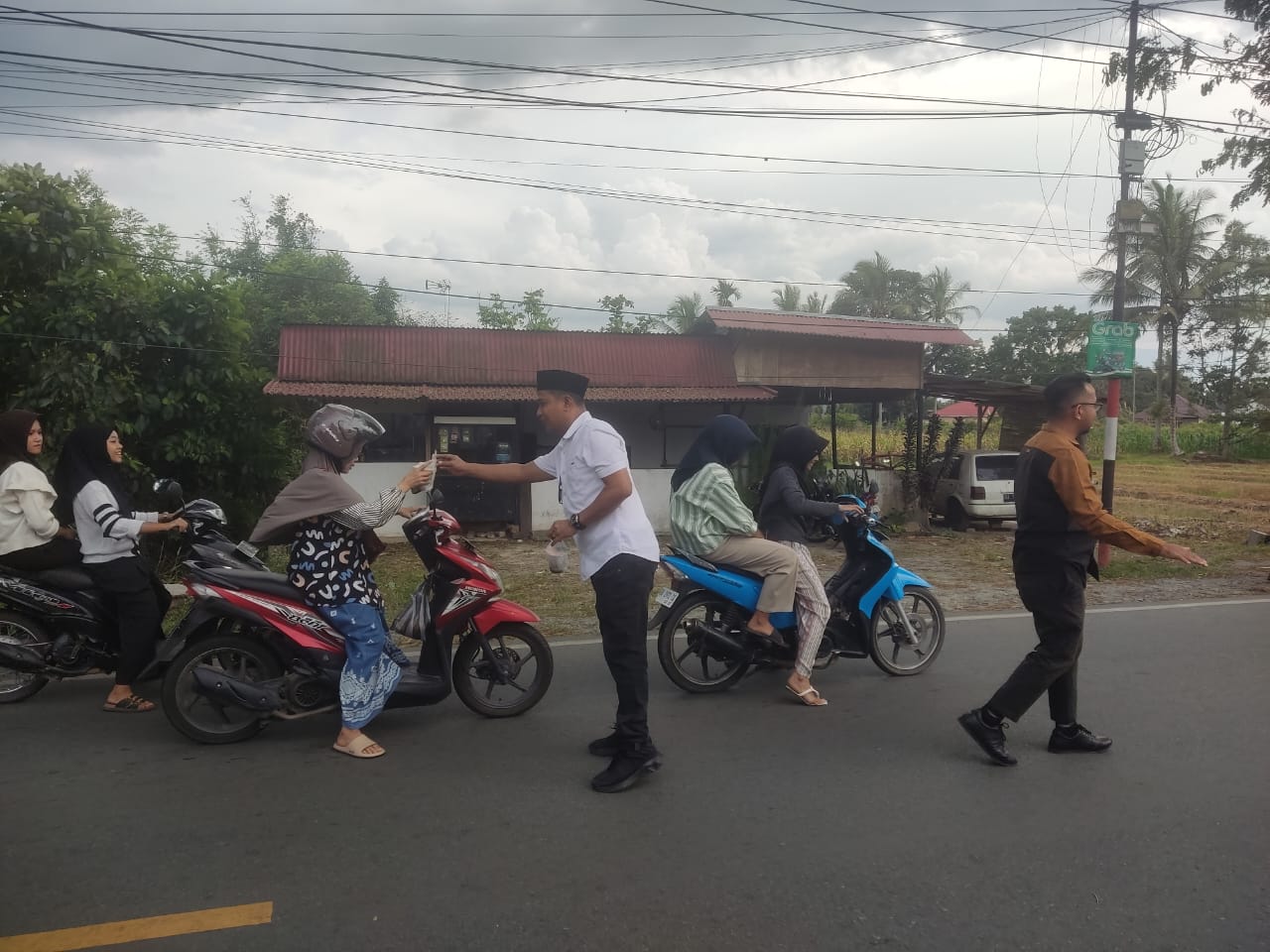 Sat Intelkam Polres 50 Kota Bagikan 100 Paket Takjil, Pererat Silaturahmi dan Sampaikan Pesan Kamtibmas