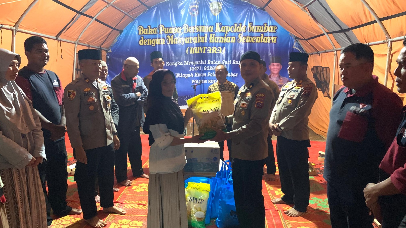 Polda Sumbar Gelar Buka Puasa Bersama dan Salurkan Bantuan untuk Korban Bencana di Huntara Koto Tinggi