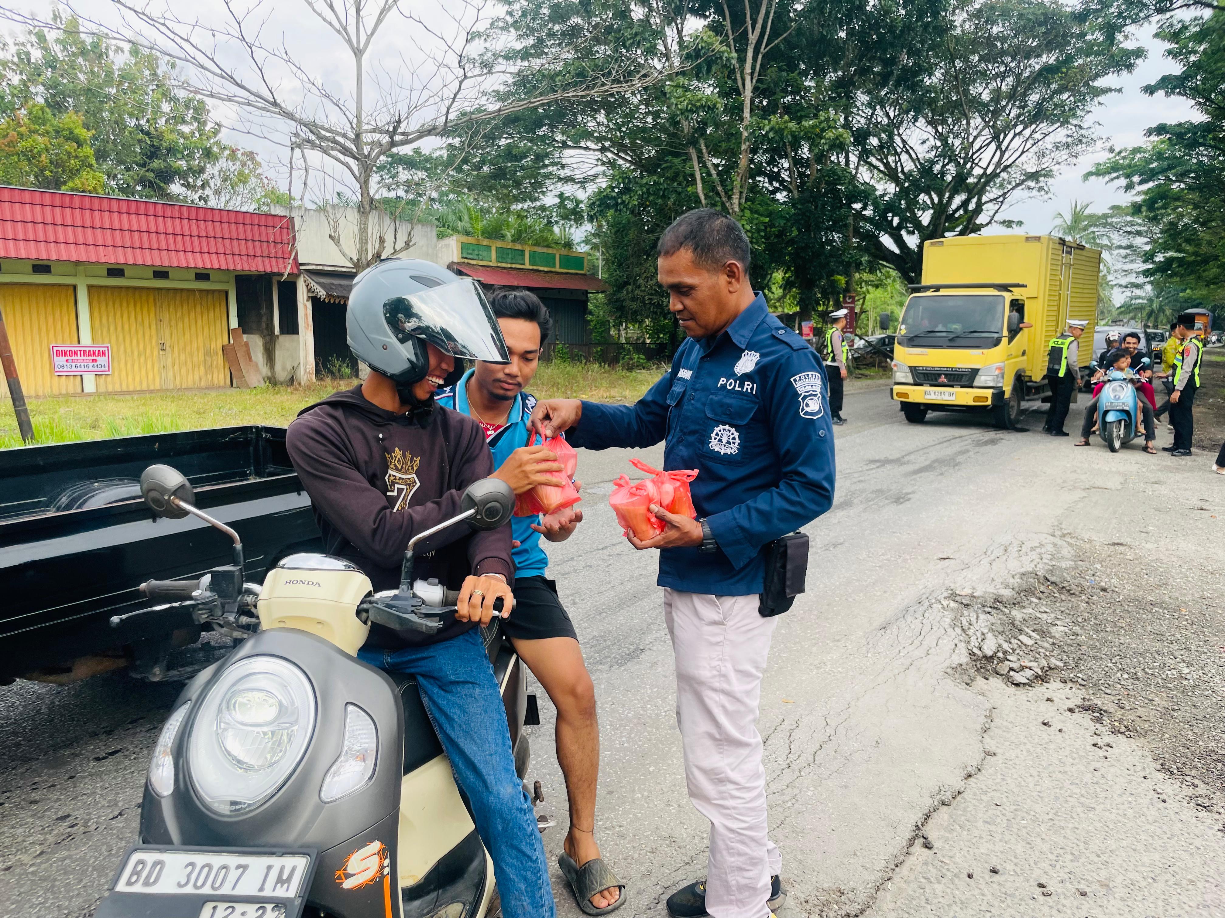 Polres Dharmasraya Bagikan 200 Paket Takjil Serentak kepada Pengguna Jalan
