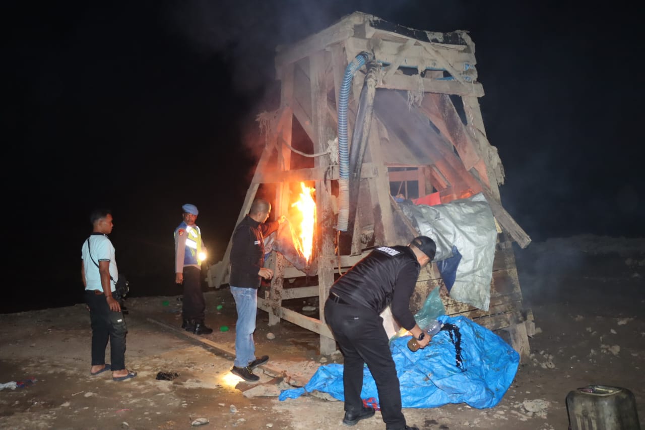Operasi Gabungan di Sungai Ombilin: Sarana Tambang Emas Ilegal Dimusnahkan Petugas Gabungan Ditreskrimsus Polda Sumbar