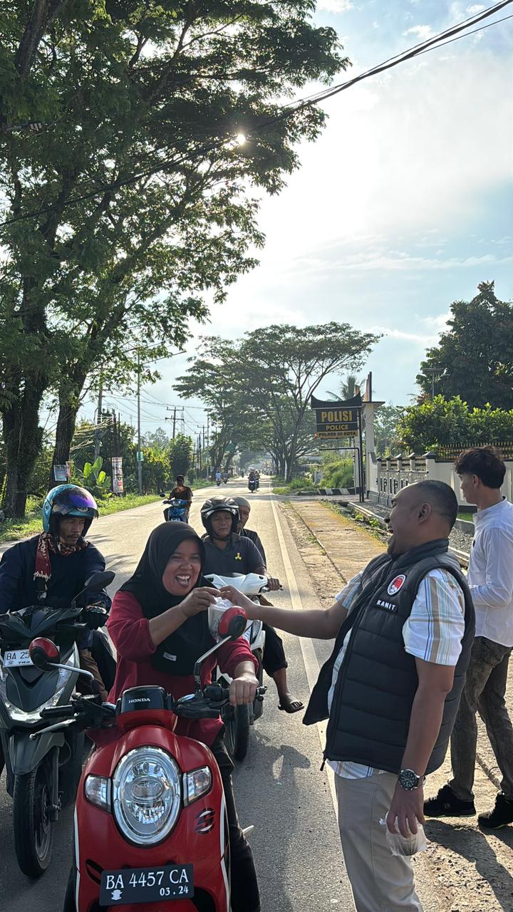 Satresnarkoba Polres 50 Kota Berbagi Takjil, Wujud Kepedulian kepada Masyarakat di Bulan Ramadhan