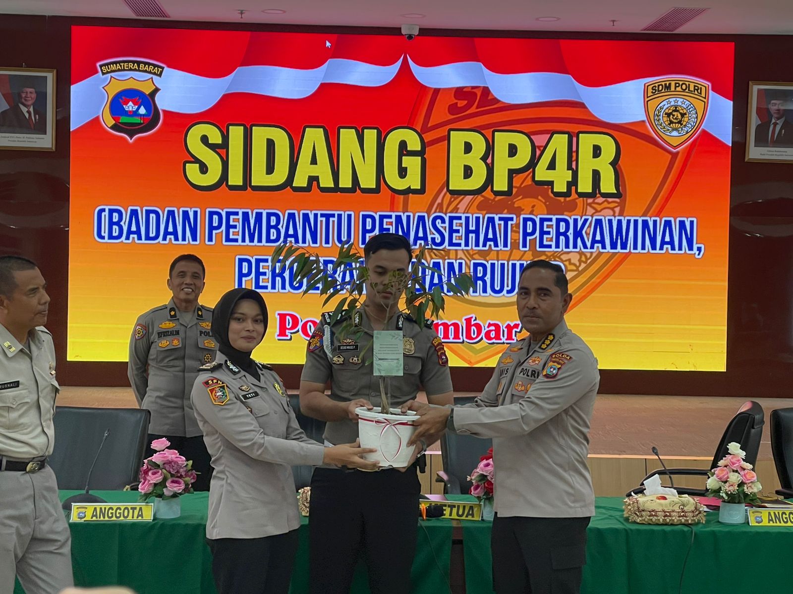 Inovasi Biro SDM Polda Sumbar: Pemberian Bibit Pohon Kepada Pasangan Pra Nikah