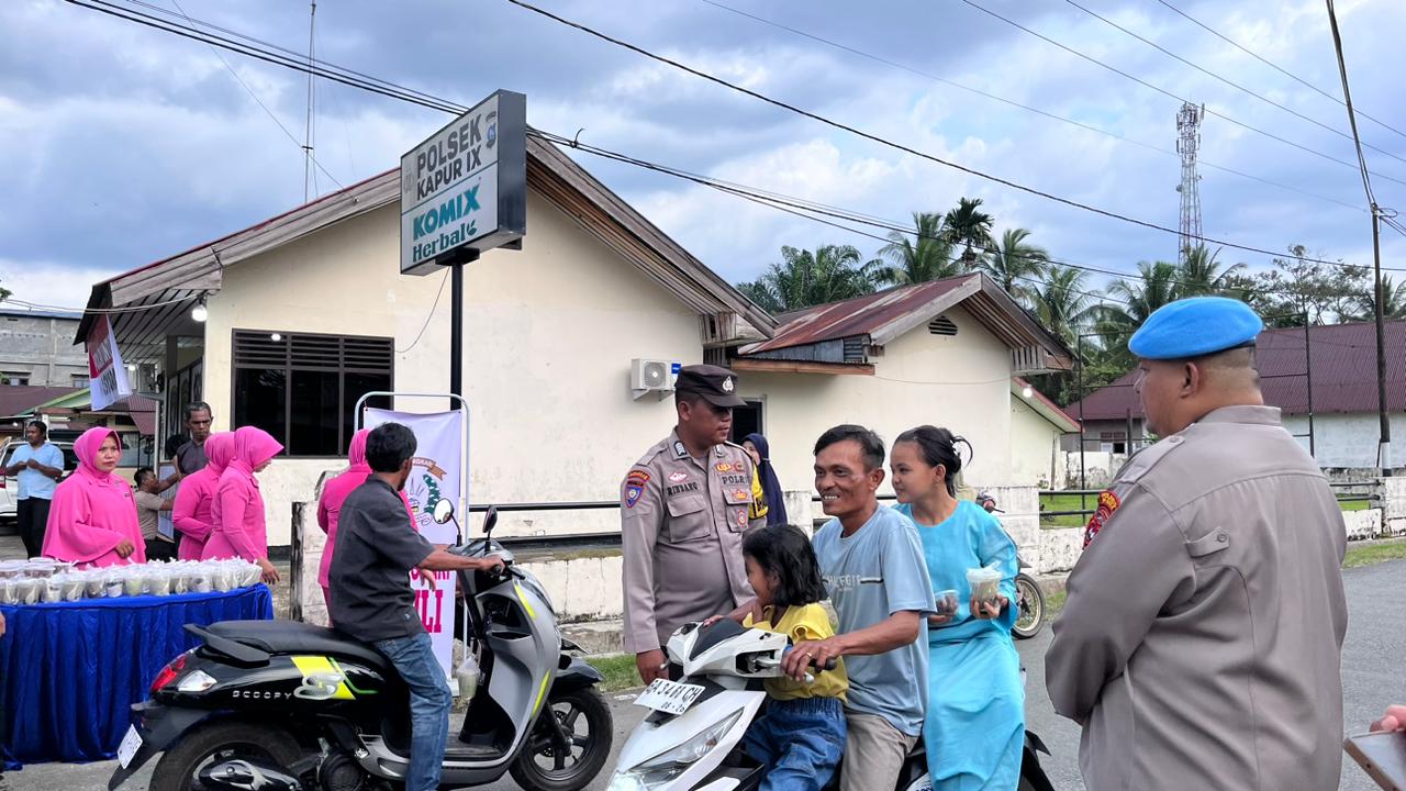 Kapolsek Kapur IX Bersama Bhayangkari Berbagi Takjil kepada Masyarakat di Nagari Muaro Paiti