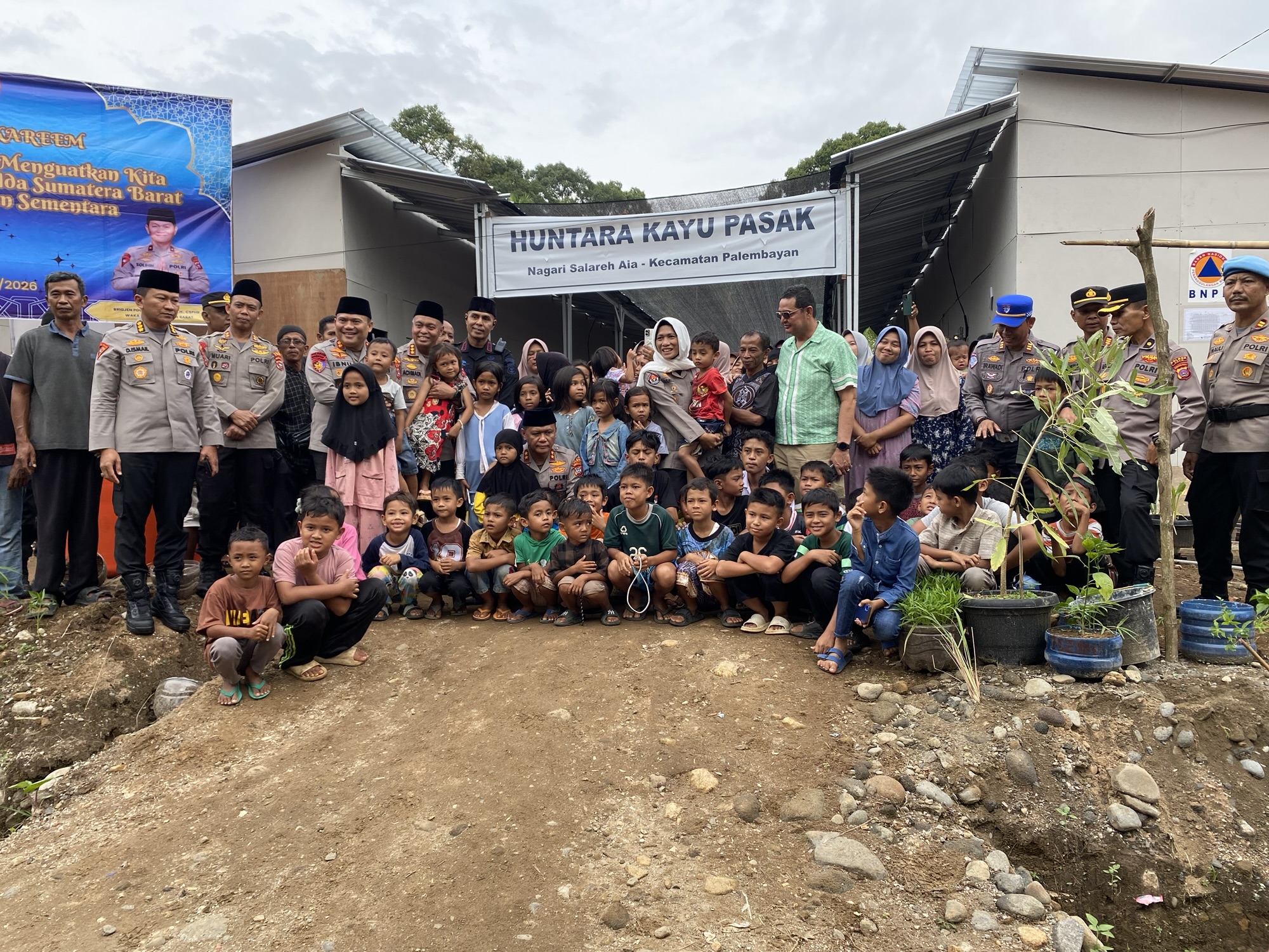 Kapolda Sumbar Bagikan Takjil dan Nasi Kotak kepada Penghuni Huntara Kayu Pasak Agam