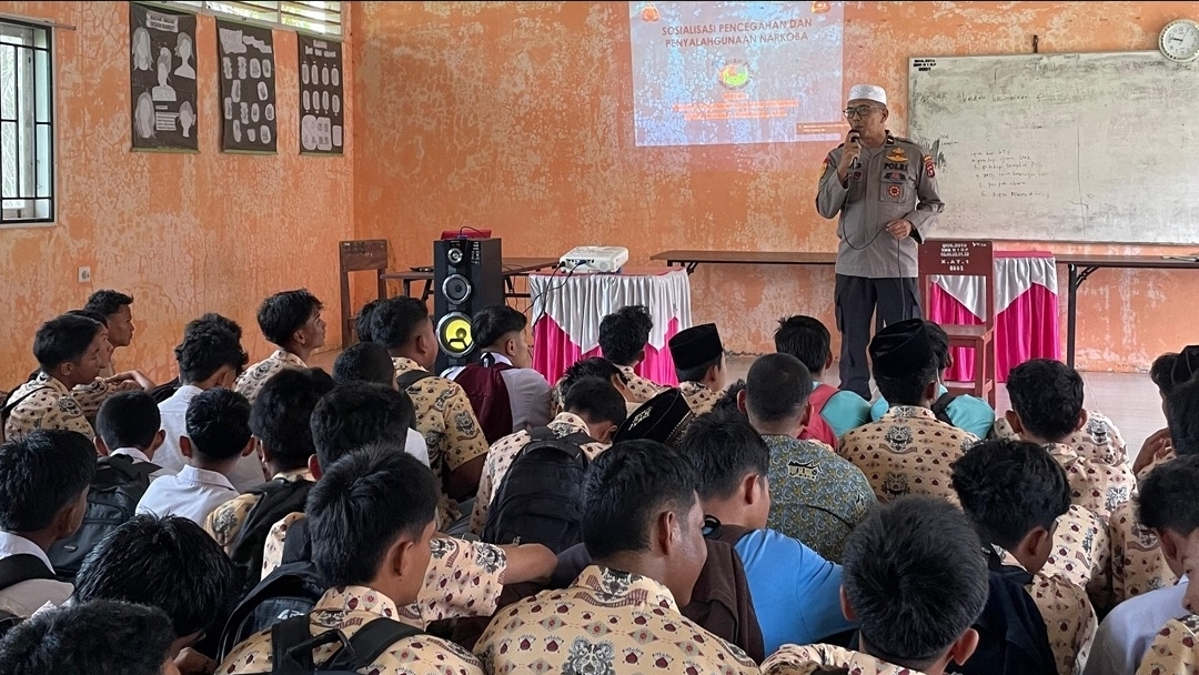 Bentengi Generasi Muda di Bulan Suci: Polsek Ranah Pesisir Gelar Sosialisasi Bahaya Narkoba dan Judi Online di SMKN 1 Ranah Pesisir