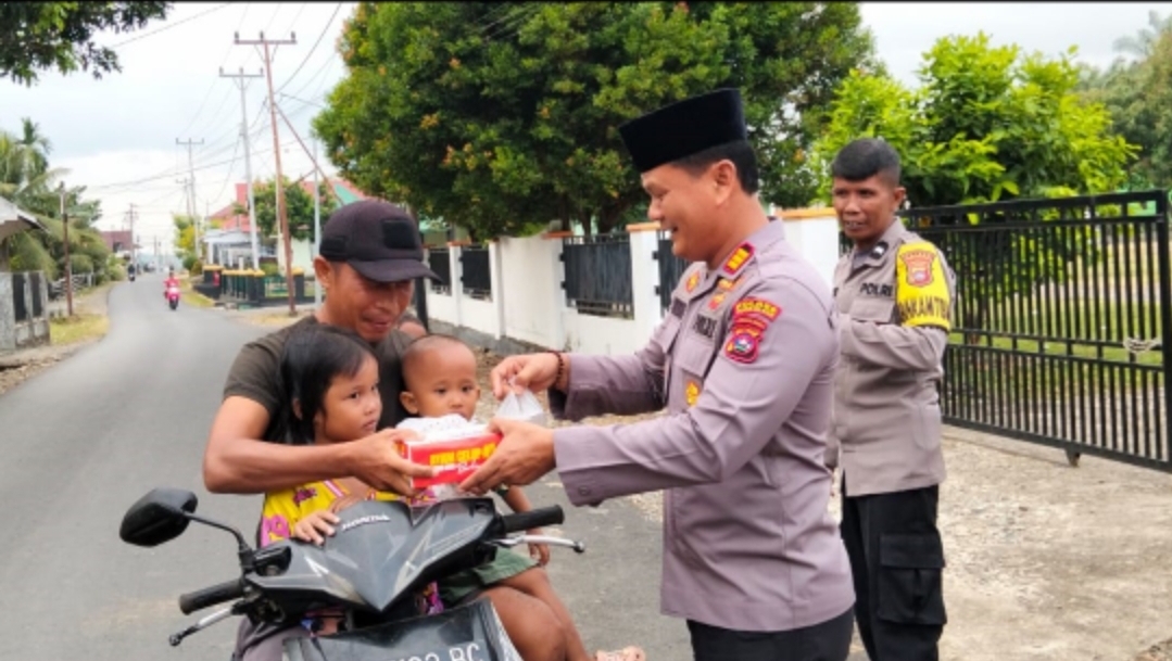 Indahnya Berbagi di Bulan Suci: Kapolsek Pancung Soal Bersama Bhayangkari Tebar Kebaikan Lewat Pembagian Takjil Gratis