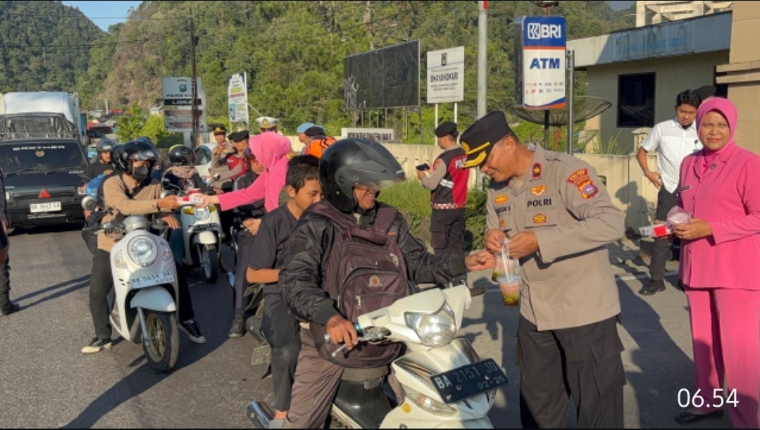 Polres Solok Tebar Kebaikan, Bagikan Ratusan Takjil bagi Pengendara