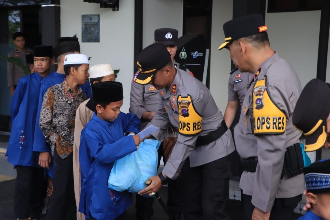 Polres 50 Kota Santuni 48 Anak Yatim Piatu Yayasan Panti Asuhan Taram
