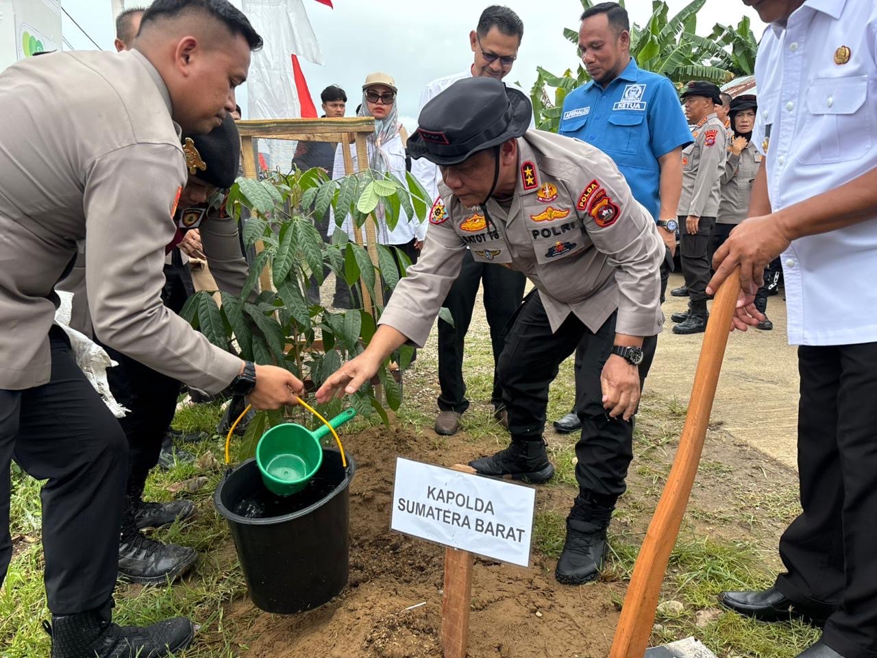 “Dari Bajamba ke Benih Harapan: Halal Bihalal Kapolda Sumbar Bersama Warga Huntara”