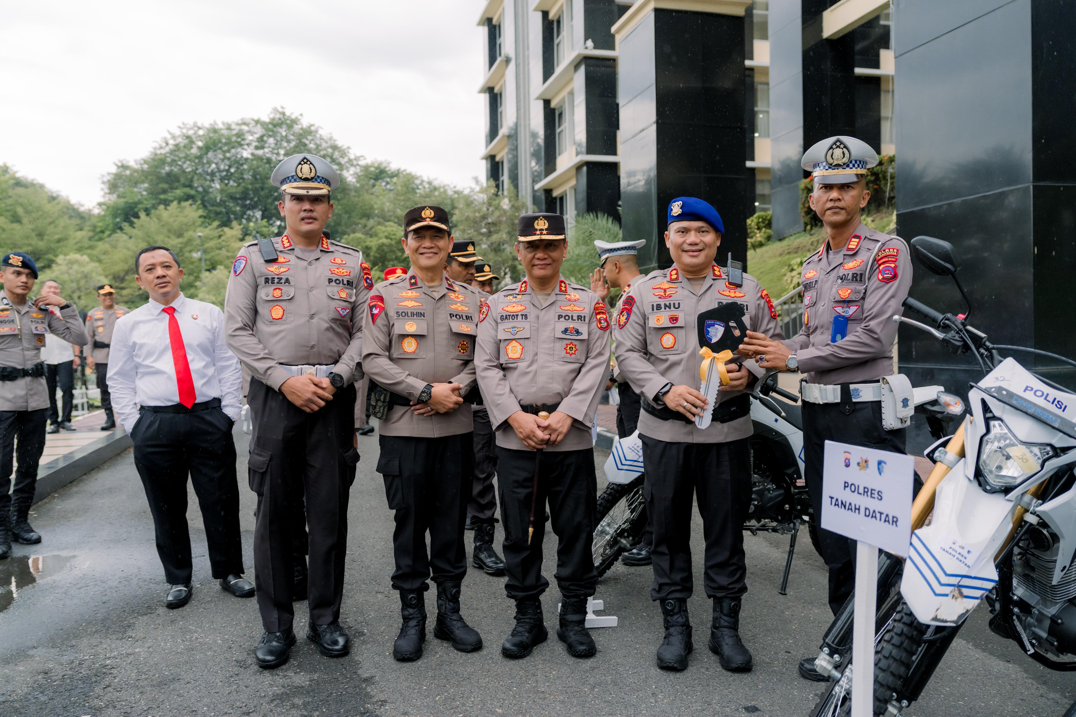 Perkuat Mobilitas, Kapolda Sumbar Serahkan 28 Unit Motor Dinas untuk Satlantas Polres Jajaran