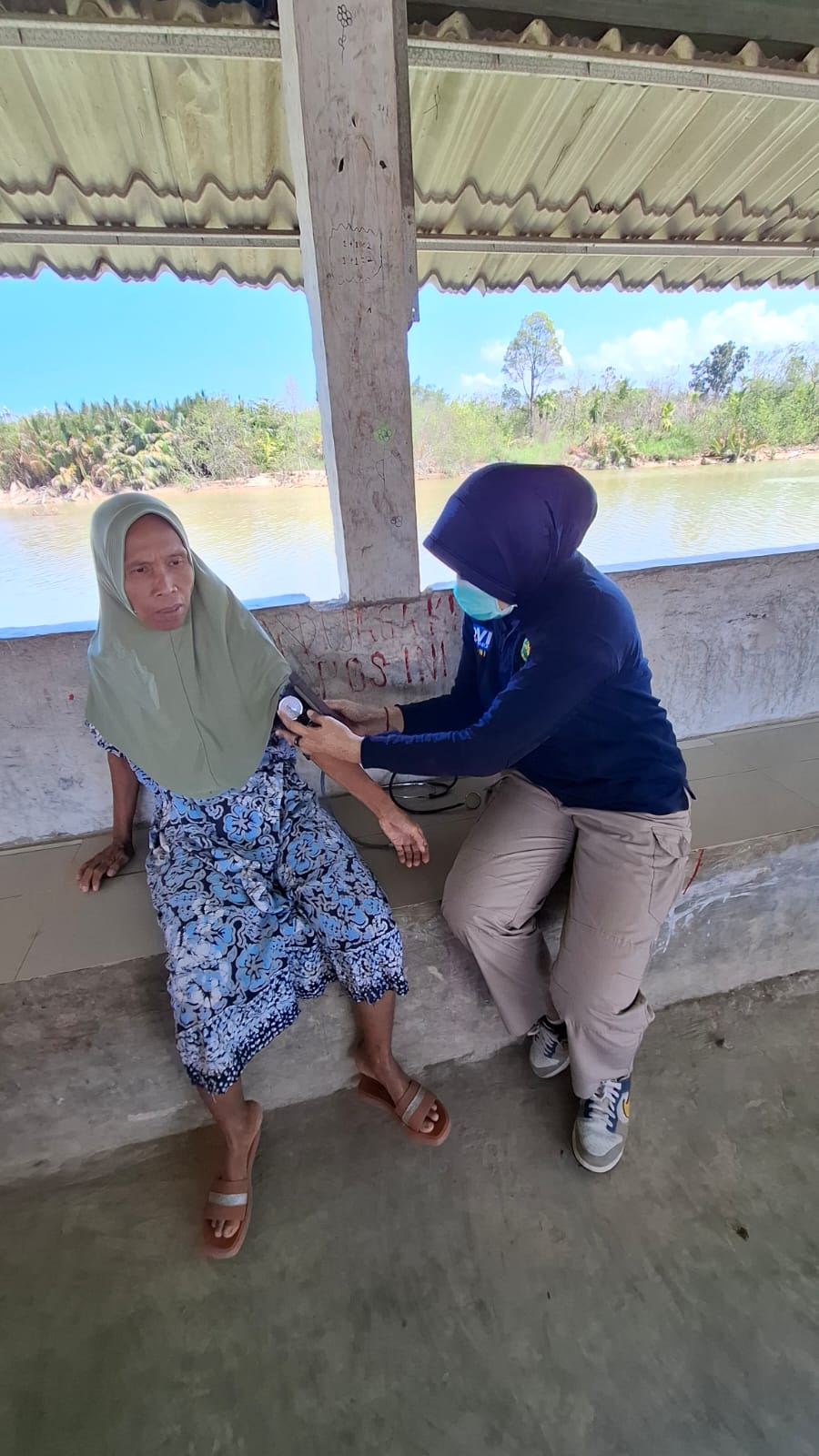 Menjemput Keluh di Tengah Lumpur: Cara Polda Sumbar Redam ‘Badai’ Penyakit Pasca-Banjir