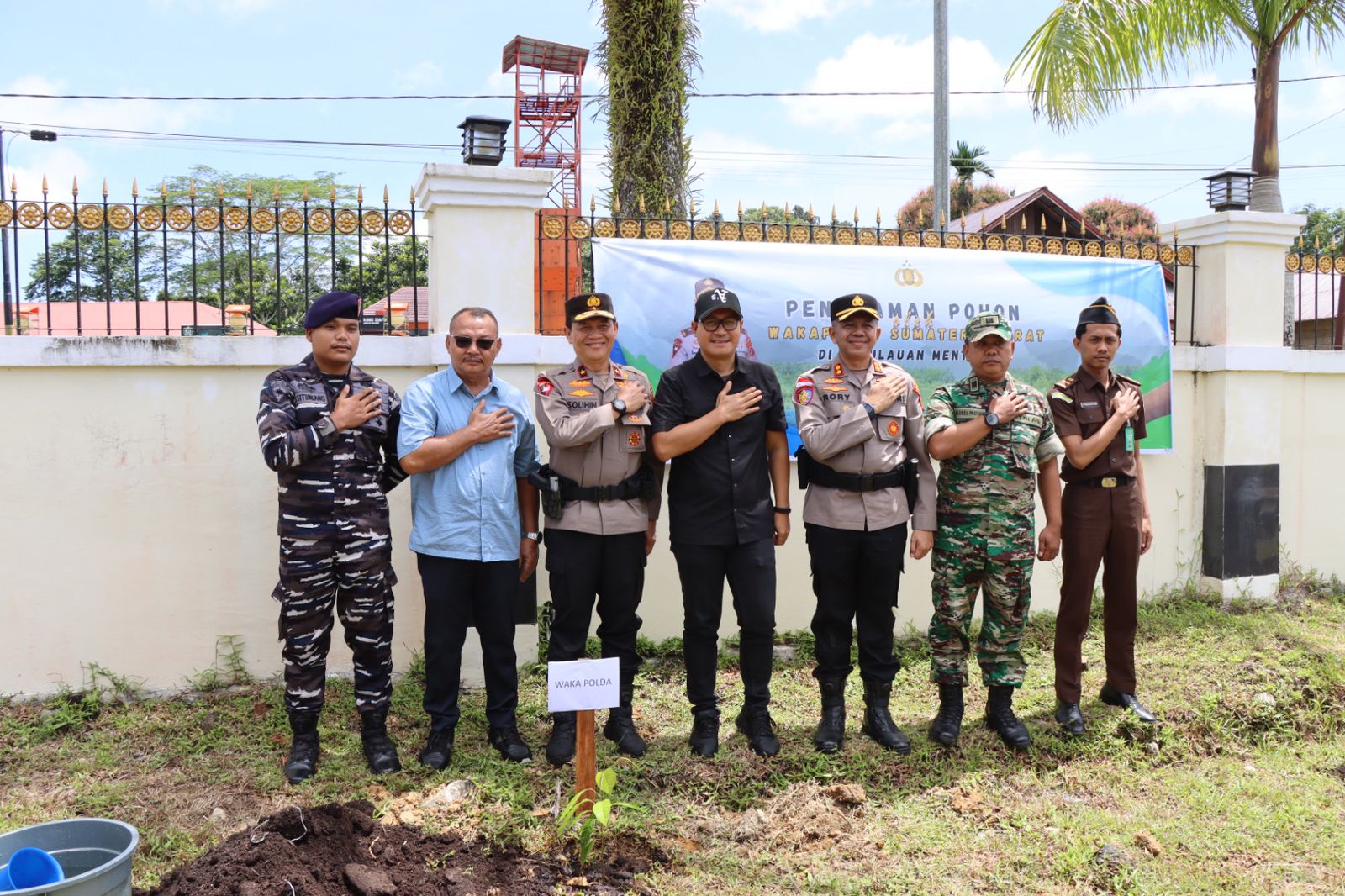 Wujudkan Culture Policing, Wakapolda Sumbar Bersama Forkopimda Mentawai Tanam Pohon di Bumi Sikerei