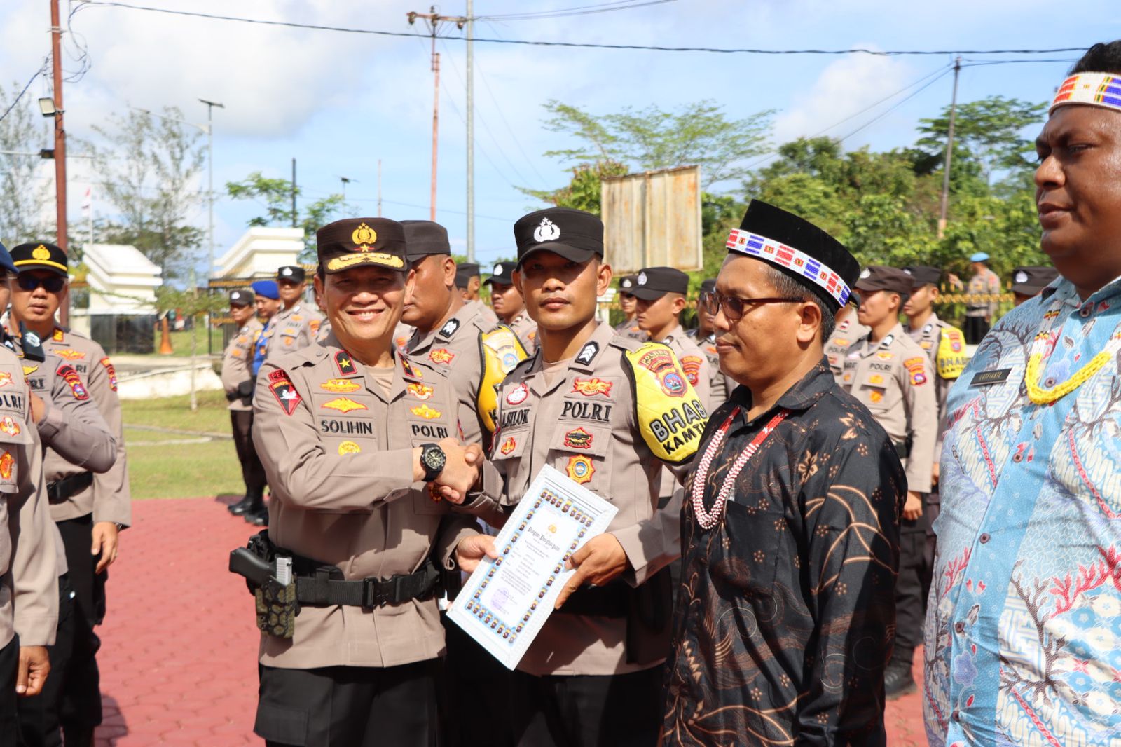 Apresiasi Kinerja, Wakapolda Sumbar Berikan Penghargaan kepada Personel Berprestasi dan Masyarakat di Polres Kepulauan Mentawai