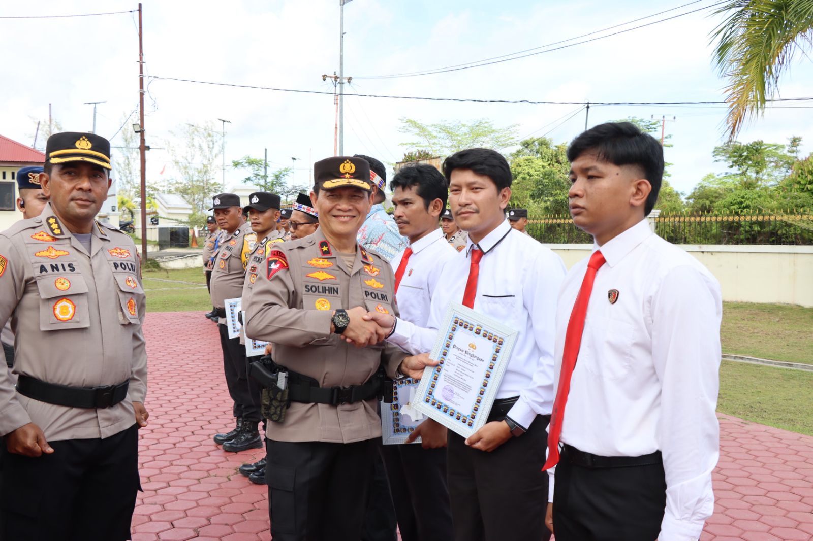 Bangga dengan Putra Daerah dan Mitra Polri, Wakapolda Sumbar Beri Penghargaan di Mapolres Mentawai