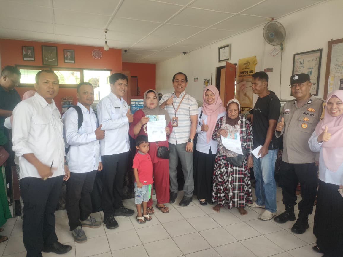 Bhabinkamtibmas Nagari Kuranji Hilir Kawal Penyaluran Bantuan Kemensos