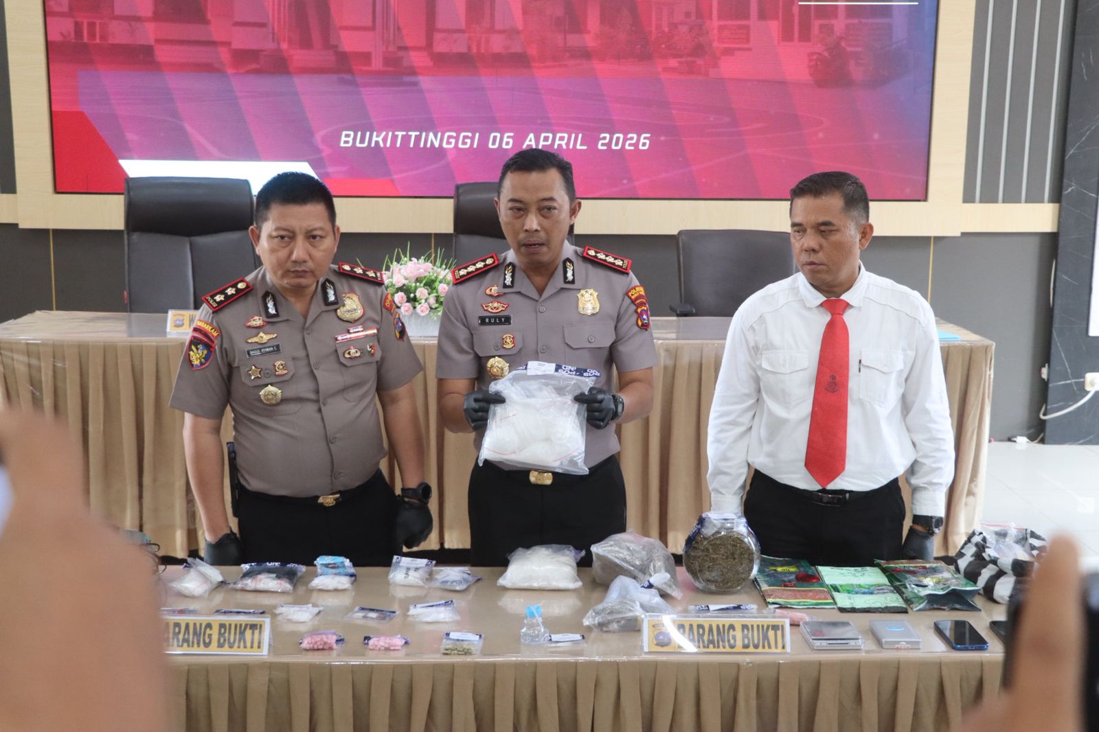 Komitmen Berantas Narkoba, Polresta Bukittinggi Sita Ratusan Paket Sabu dan Ganja dari Seorang Bandar