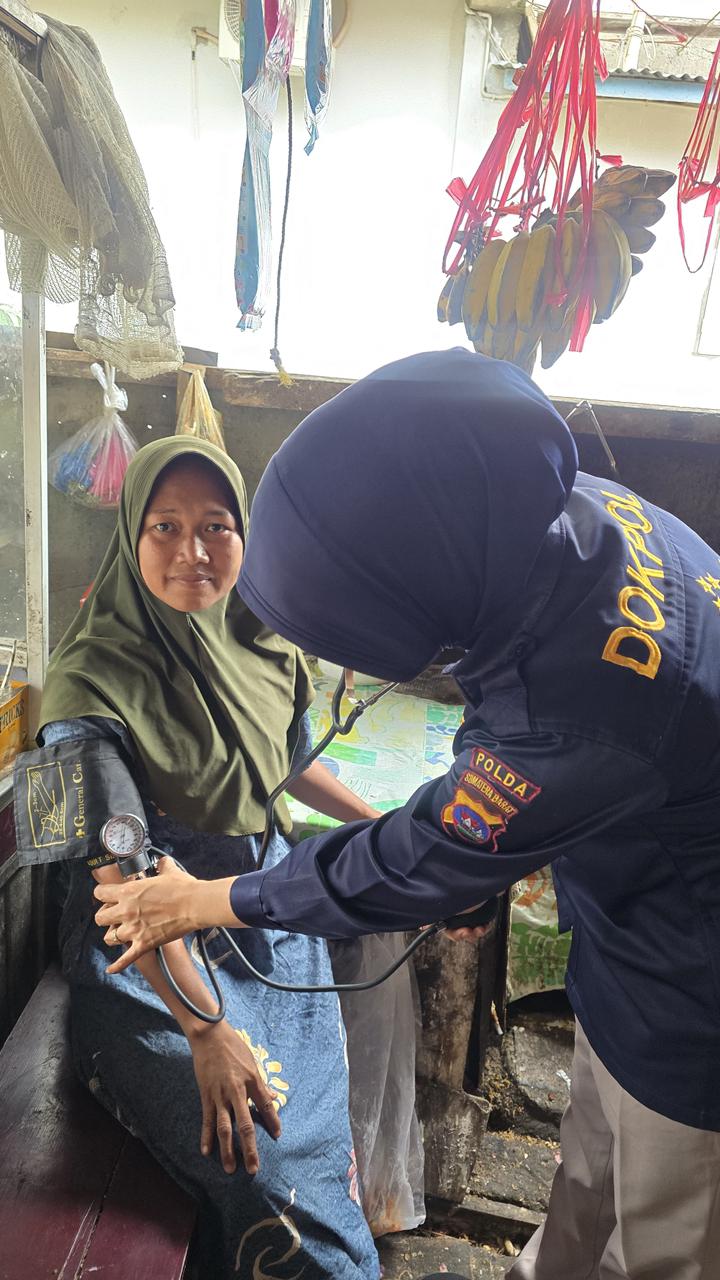 Pastikan Warga Terdampak Banjir Tetap Sehat, Polda Sumbar Berikan Pengobatan Gratis di Nanggalo hingga Sei Lareh