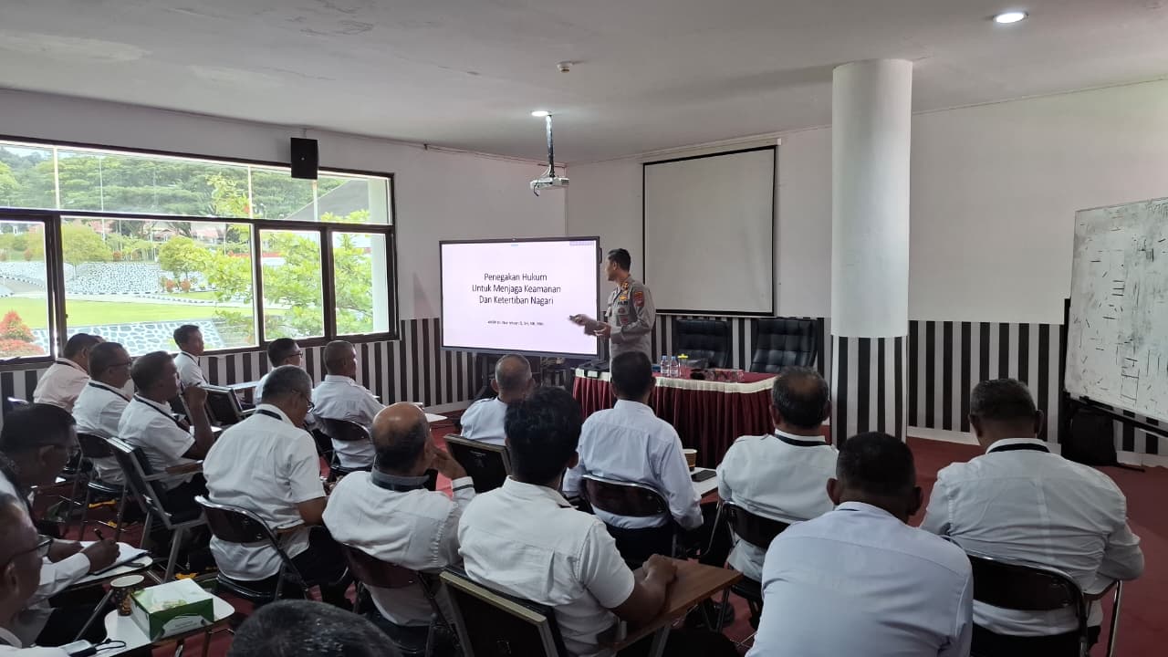 Kapolres Tanah Datar Berikan Materi Penting tentang Peran Adat dalam Penerapan Hukum pada Peserta Retreat Wali Nagari di IPDN Sumbar