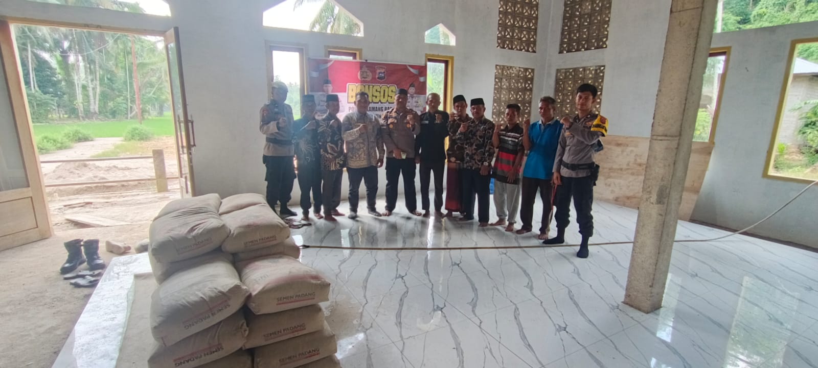 Jumat Berkah, Kapolres Sijunjung Salurkan Bantuan 50 Sak Semen untuk Masjid Istighfar Lubuk Tarantang