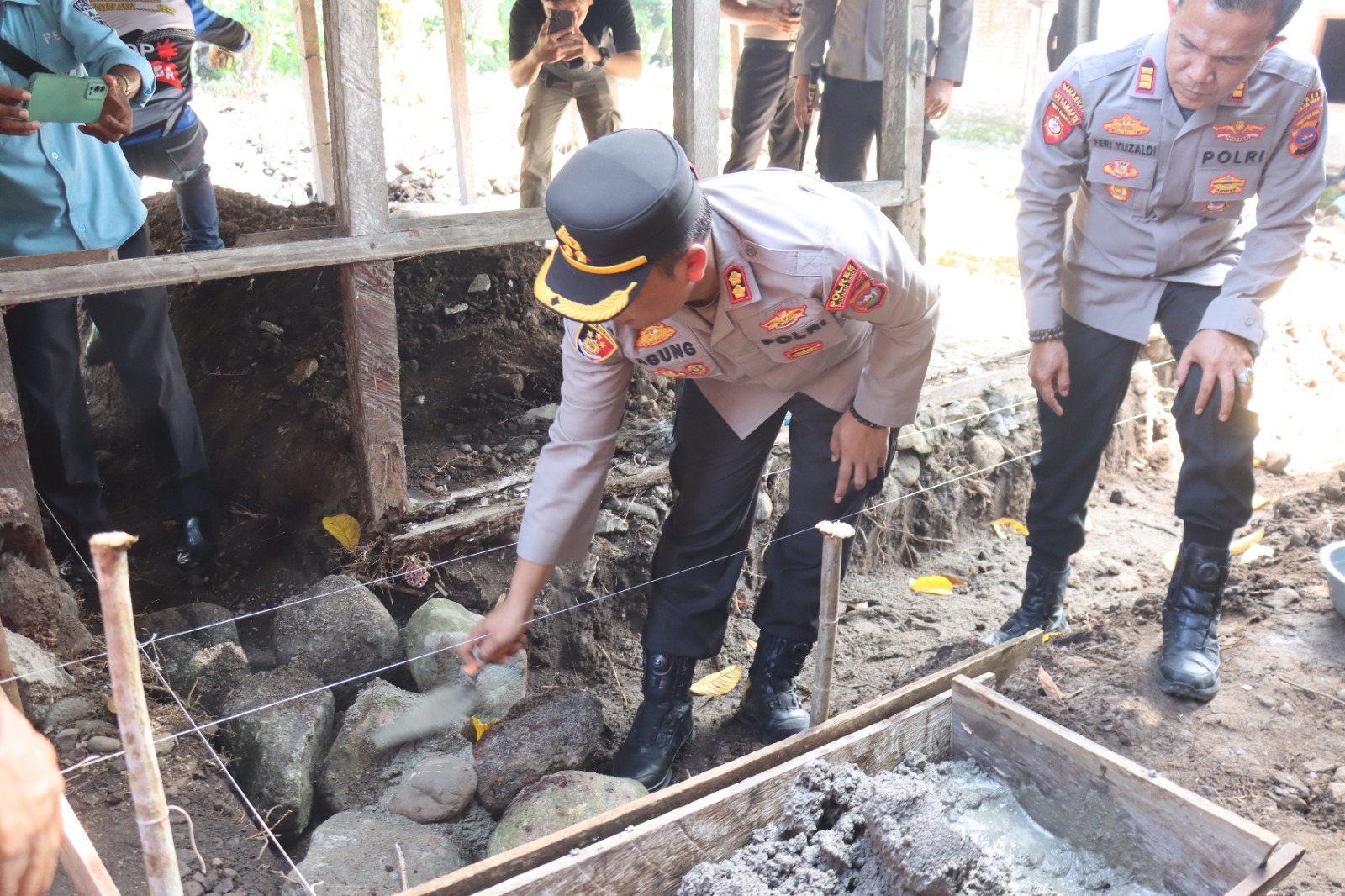 Kapolres Pasaman Barat Menggelar Kegiatan Peletakan Batu Pertama Bedah Rumah di Kecamatan Kinali