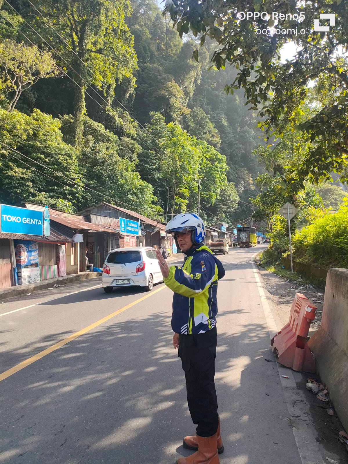 Pantau Arus Lalu Lintas di Portal Lembah Anai, Satlantas Polres Padang Panjang Pastikan Kamseltibcarlantas Terjaga