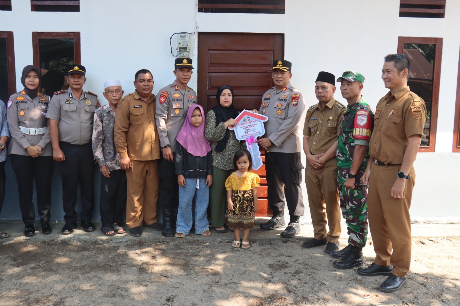 Polres Pasaman Barat Serahkan Kunci Rumah Hasil Program Bedah Rumah kepada Nenek Kartini di Hari Bhayangkara ke-80