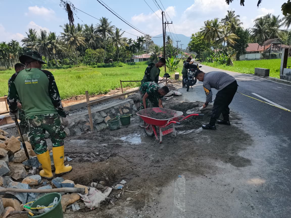 Bhabinkamtibmas Nagari Koto Tuo Dukung Pembangunan Jembatan Merah Putih dan Serap Aspirasi Masyarakat