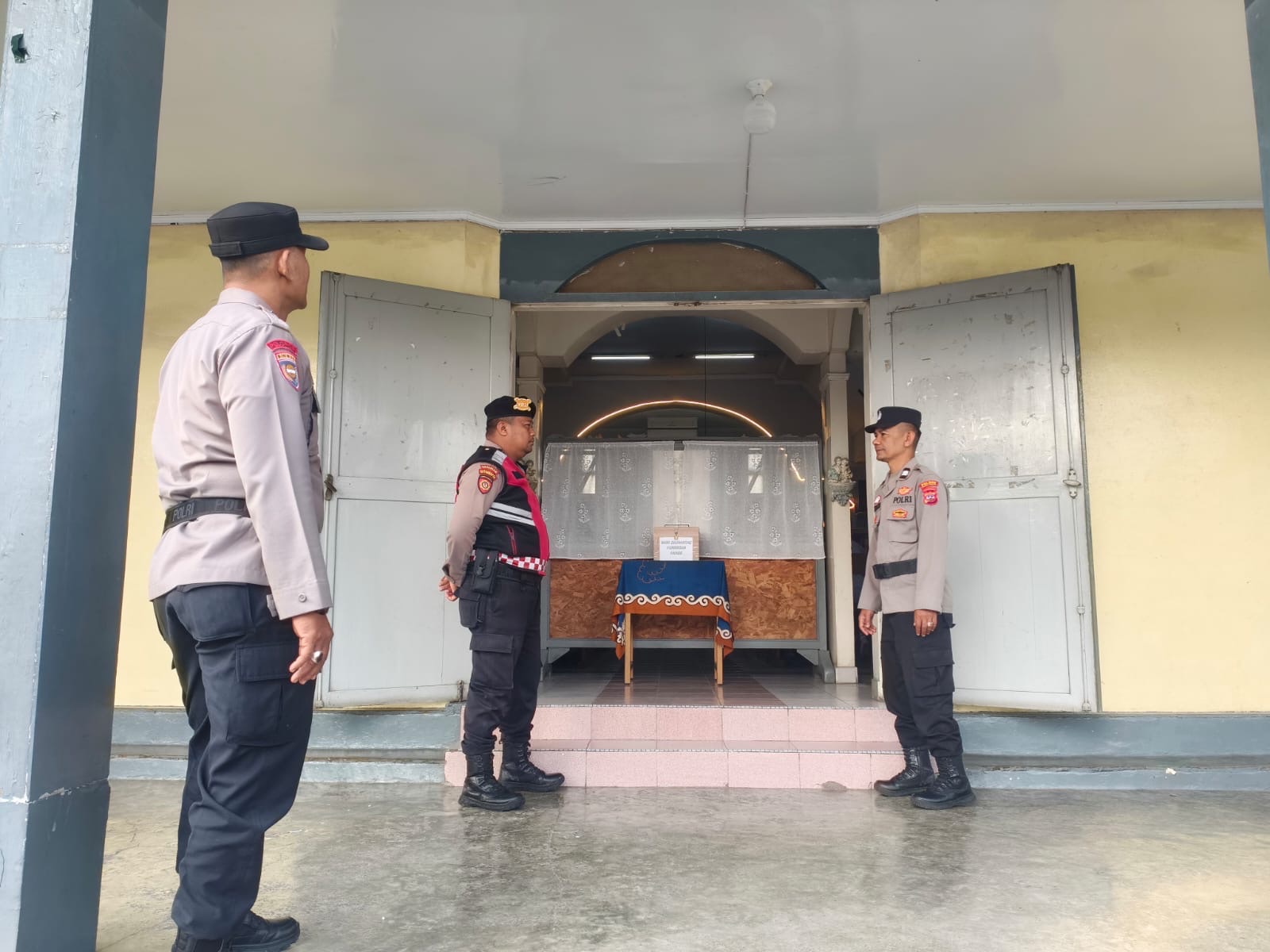 Personel Polres Padang Panjang Laksanakan Pengamanan Ibadah Minggu di Gereja Katolik Paroki St. Petrus Apostolus