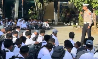 Ditlantas Polda Sumbar Berikan Edukasi Tertib Berlalu Lintas bagi Siswa SMKN 8 Padang