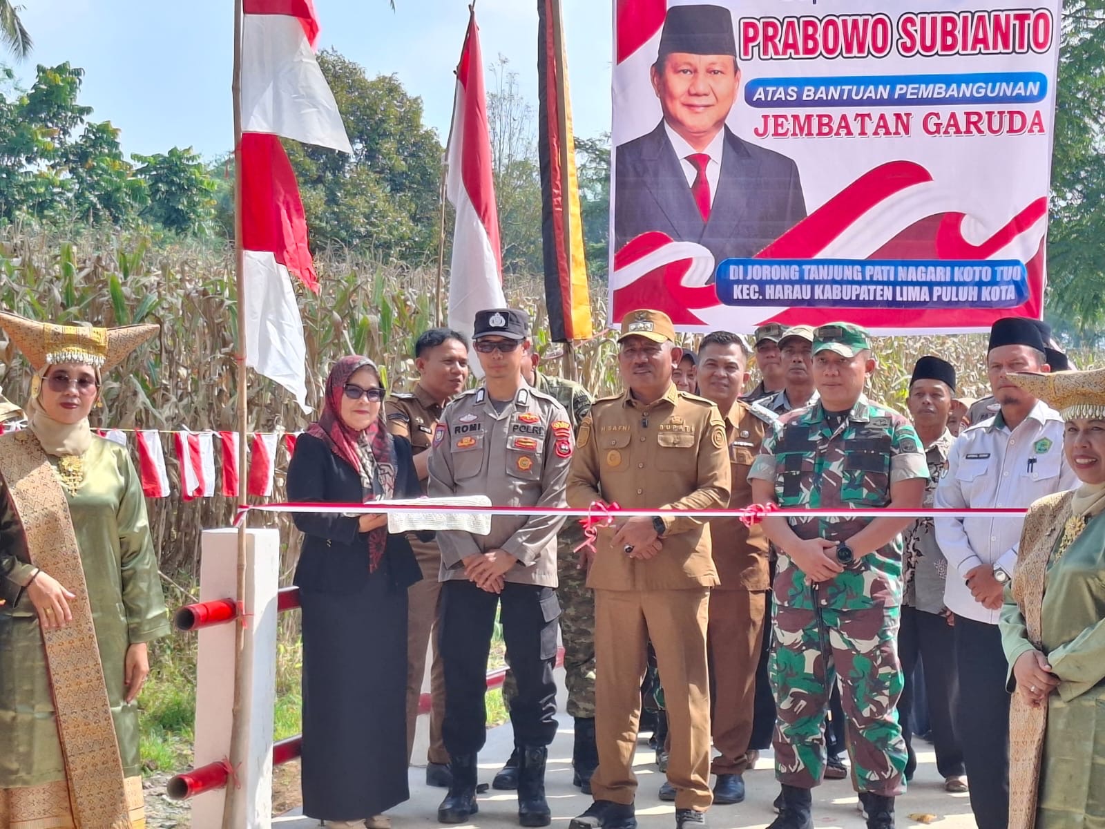 Bupati Lima Puluh Kota Resmikan Jembatan Garuda Merah Putih di Nagari Koto Tuo